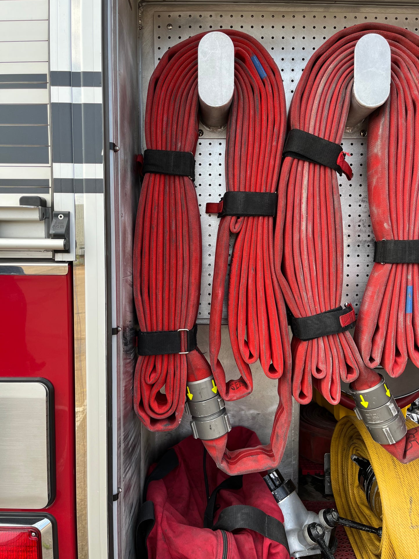 High rise hose bundle hanger