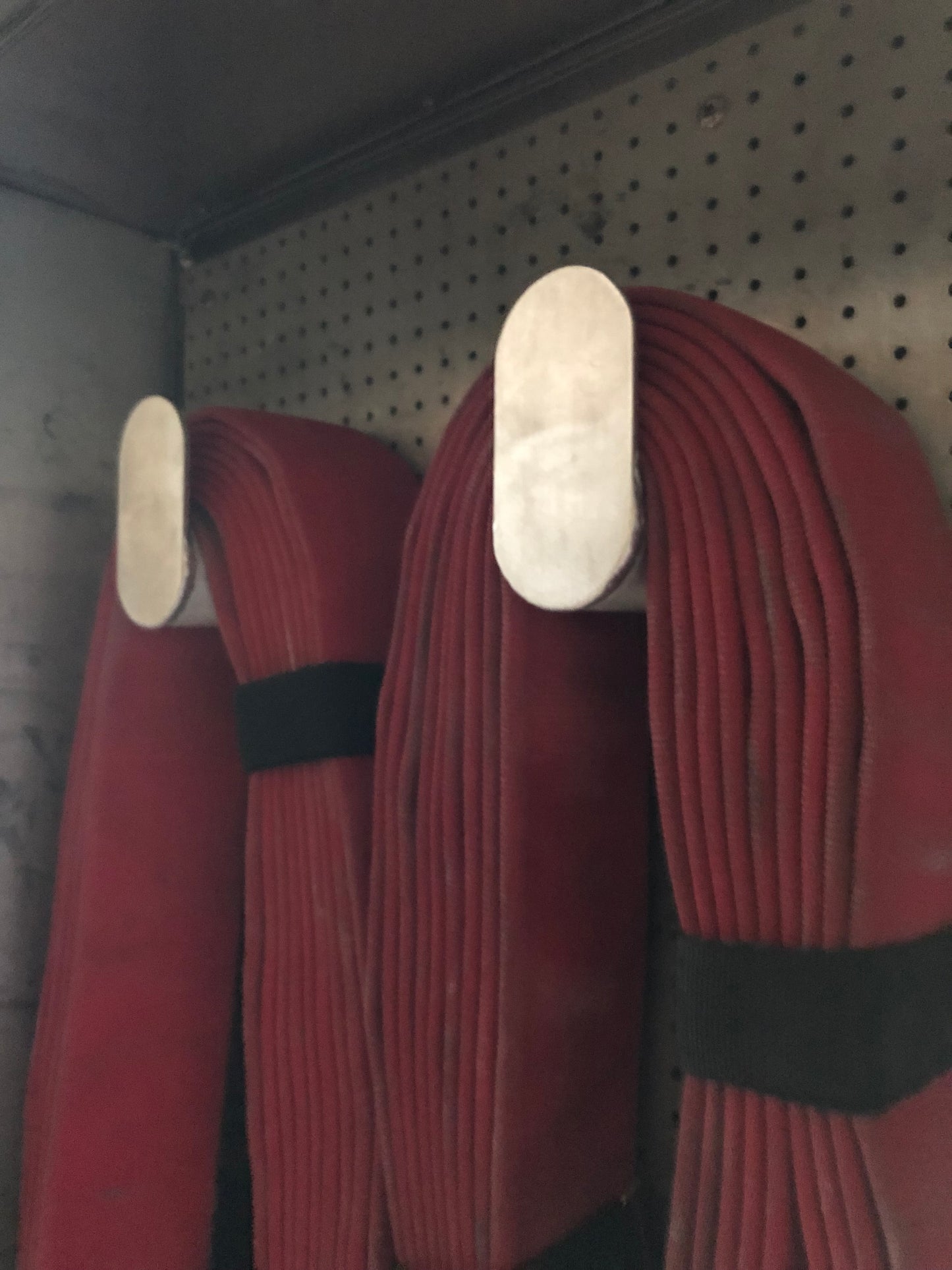 High rise hose bundle hanger